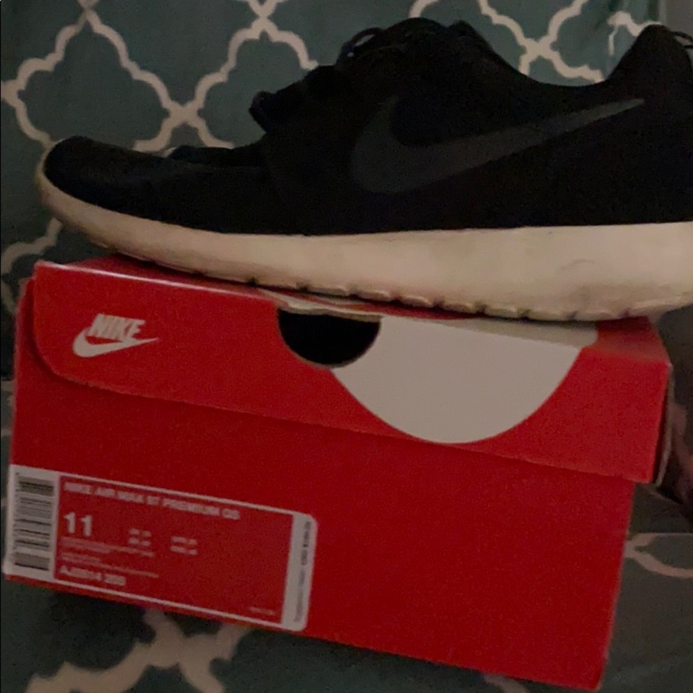 Nike black check shoes